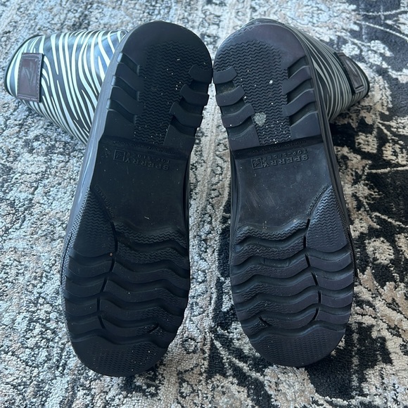 Sperry size 9 waterproof rubber boot in silver and brown zebra pattern - Picture 6 of 7